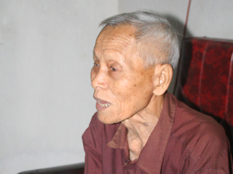 Cụ Ngô Đình Kế đang kể lại chuyện kết chạ giữa hai làng. Cụ Ngô Đình Kế đang kể lại chuyện kết chạ giữa hai làng