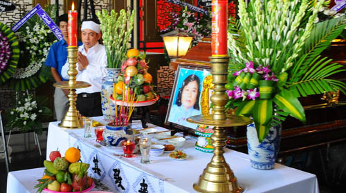 Lễ tang bà Đặng Thu Hồng - phó bí thư Quận ủy quận Phú Nhuận - được tổ chức tại nhà tang lễ TP.HCM ngày 21-9. Ảnh: T.T.D (Tuổi Trẻ). Lễ tang bà Đặng Thu Hồng - phó bí thư Quận ủy quận Phú Nhuận - được tổ chức tại nhà tang lễ TP.HCM ngày 21-9. Ảnh: T.T.D (Tuổi Trẻ)