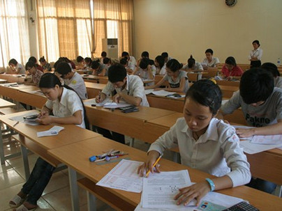Thí sinh làm bài thi đại học năm 2012.. Thí sinh làm bài thi đại học năm 2012.