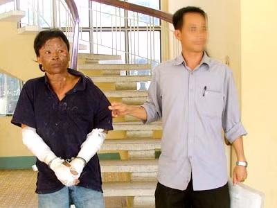 Đối tượng Nguyễn Văn Hây bị các trinh sát Công an tỉnh Đồng Nai bắt giữ sau gần 12h tưới xăng, thiêu chết vợ và con