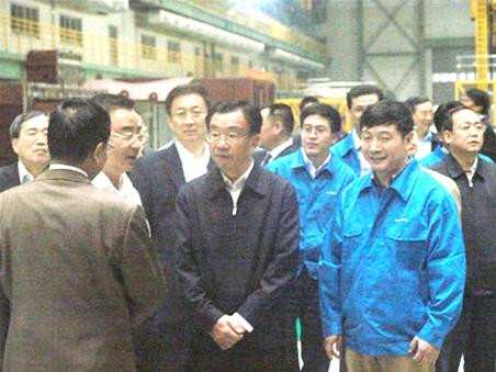 Trưởng Ban Kiểm tra Kỷ luật Trung ương Đảng CS Trung Quốc He Guoqing (giữa) thăm một nhà máy ở Thượng Hải. Ảnh: shlingang.com