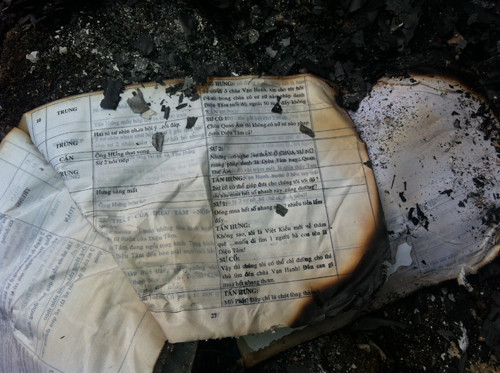 Cuốn tập còn gần như nguyên vẹn (do ống nước vỡ đã làm ướt nên không cháy) là nội dung của một kịch bản. Ảnh: Chí Công. Cuốn tập còn gần như nguyên vẹn (do ống nước vỡ đã làm ướt nên không cháy) là nội dung của một kịch bản. Ảnh: Chí Công