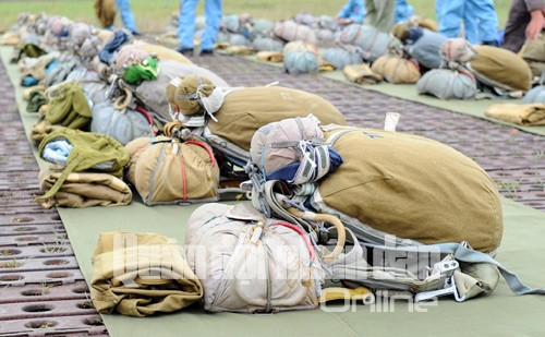 Dù cuốn đã "sẵn sàng" đợi lệnh. . Dù cuốn đã