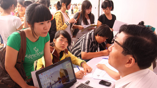 Nhiều nơi công khai từ chối tuyển dụng sinh viên tốt nghiệp của cả những trường công lập lẫn ngoài công lập mà họ không tin tưởng. Trong ảnh: phỏng vấn tìm việc làm tại một hội chợ việc làm tại TP.HCM - Ảnh: Như Hùng. Nhiều nơi công khai từ chối tuyển dụng sinh viên tốt nghiệp của cả những trường công lập lẫn ngoài công lập mà họ không tin tưởng. Trong ảnh: phỏng vấn tìm việc làm tại một hội chợ việc làm tại TP.HCM - Ảnh: Như Hùng