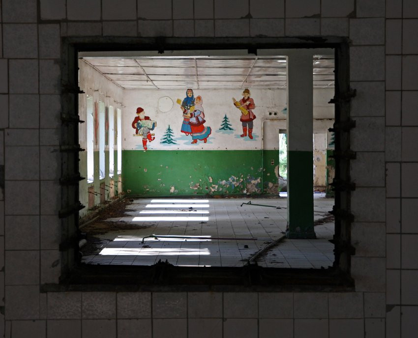 Bức tường của một phòng ăn được trang trí bằng hình ảnh người Nga trong trang phục truyền thống