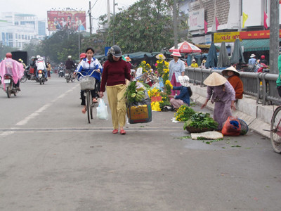 Họp chợ ngay trên cầu đường bộ thuộc Quốc lộ 1A đoạn qua TT- Huế