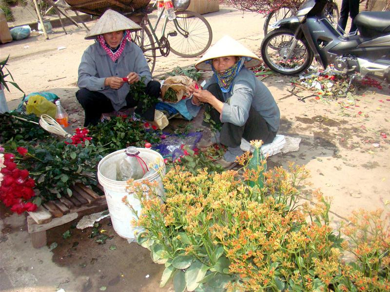 Những người bán hoa "chuốt" lại hàng trước khi đem bán