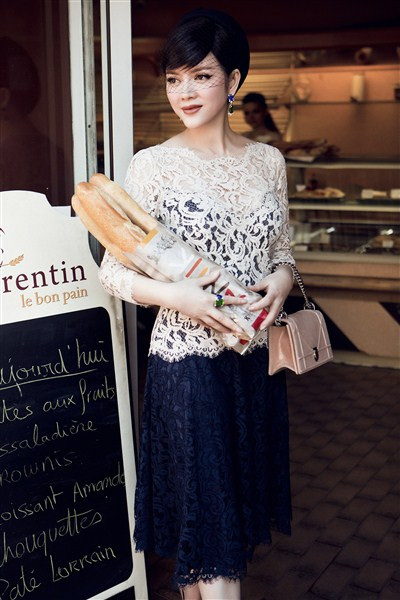 Lý Nhã Kỳ khoe vẻ dịu dàng, đài các trên phố Pháp ảnh 1