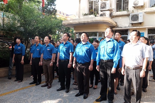 Các cơ quan Hà Nội hát Quốc ca trong lễ chào cờ đầu tuần ảnh 7