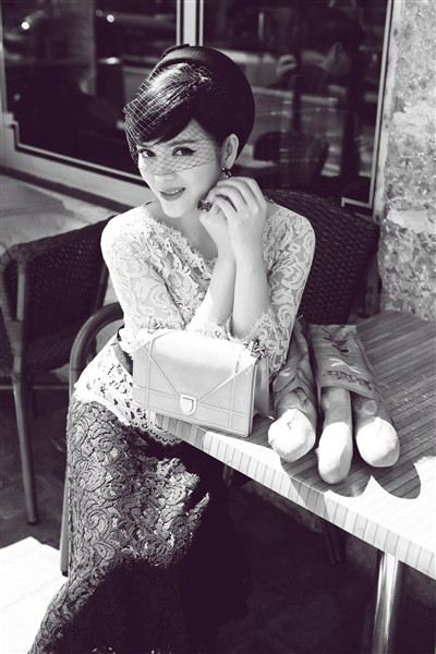 Lý Nhã Kỳ khoe vẻ dịu dàng, đài các trên phố Pháp ảnh 6