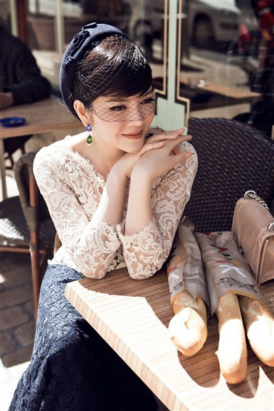 Lý Nhã Kỳ khoe vẻ dịu dàng, đài các trên phố Pháp ảnh 3