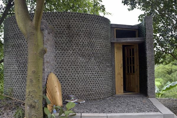 Độc đáo xây văn phòng từ 8.500 vỏ chai bia ảnh 2