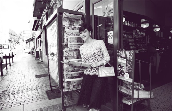 Lý Nhã Kỳ khoe vẻ dịu dàng, đài các trên phố Pháp ảnh 8