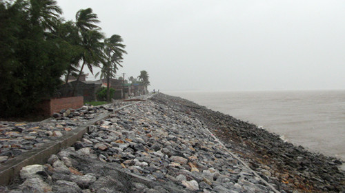 Tuyến đê biển trọng yếu bảo vệ thị trấn Cát Hải vẫn an toàn