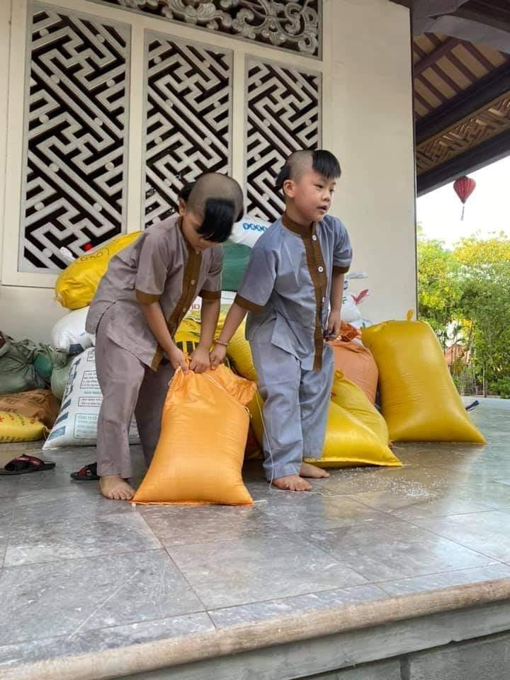 Các chú tiểu chùa Sắc Tứ (Triệu Phong, Quảng Trị) khiêng gạo lên xe chở vào TPHCM cứu trợ. Ảnh do thầy Thích Nguyên Mãn chụp. Các chú tiểu chùa Sắc Tứ (Triệu Phong, Quảng Trị) khiêng gạo lên xe chở vào TPHCM cứu trợ. Ảnh do thầy Thích Nguyên Mãn chụp.