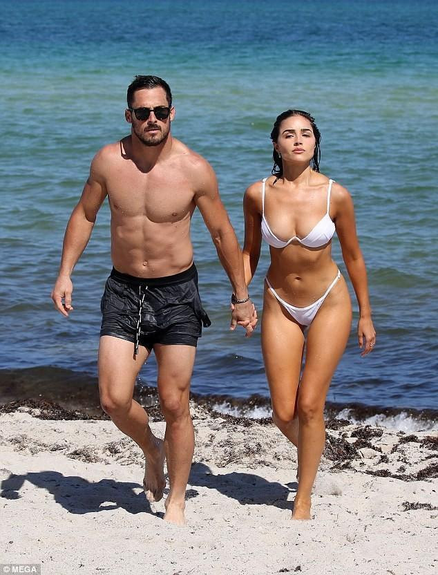 Tuy nhiên sau nửa năm xa nhau, cặp đôi lại tái hợp và bị cánh săn ảnh phát hiện cùng nhau đi tắm biển. Mặc dù vậy, mối tình 'on-off' này cũng không kéo dài được lâu.