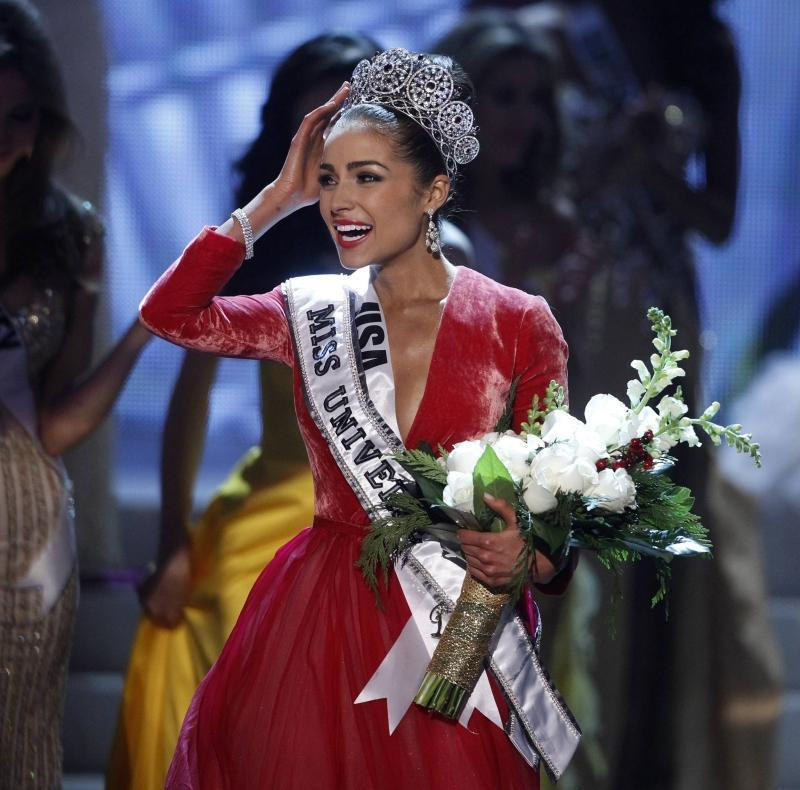 Olivia Culpo giành chiến thắng cuộc thi Hoa hậu Mỹ năm 2012 rồi đăng quang tại Hoa hậu Hoàn Vũ cùng năm đó, trở thành nhan sắc làm nên lịch sử cho nước Mỹ khi đăng quang ngôi vị Miss Universe danh giá dù chỉ sở hữu chiều cao khiêm tốn 1m66.