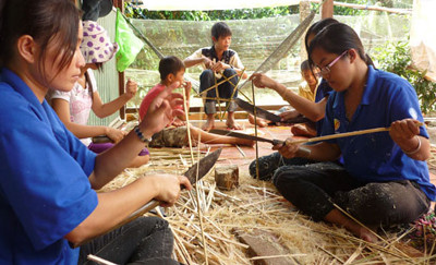 Quỳnh Anh (ngoài cùng bên phải) cùng nhóm tình nguyện làm đèn ông sao cho trẻ em nghèo