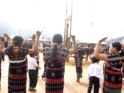 Người dân A Xan tưng bừng trong lễ hội đâm trâu truyền thống. Ảnh: Nguyễn Thành . Người dân A Xan tưng bừng trong lễ hội đâm trâu truyền thống. Ảnh: Nguyễn Thành