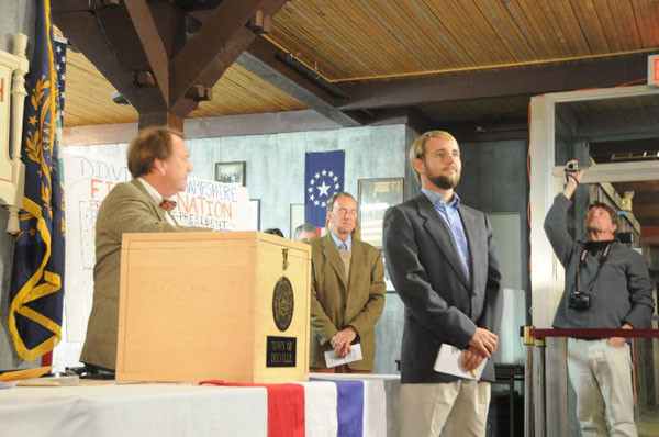 Cử tri Tanner Tilotson đứng trước thùng bỏ phiếu . Cử tri Tanner Tilotson đứng trước thùng bỏ phiếu