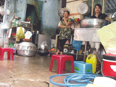 Nơi chế biến thức ăn cung cấp sẵn cực bẩn tại cơ sở Minh Tâm, P.14, Q.3 Ảnh: Q.C