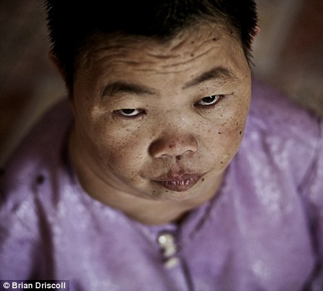 Thơm Lê Phạm một cái nhìn tuyệt vọng tại nhà ở Đà Nẵng, Việt Nam