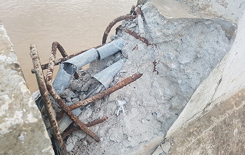 Nước lũ làm dịch chuyển cầu bê tông trên sông Mã ảnh 2