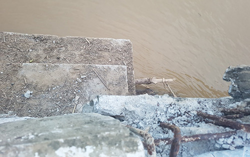 Nước lũ làm dịch chuyển cầu bê tông trên sông Mã ảnh 1