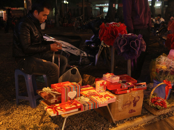 Hoàng (Đại học Thủy Lợi) với gian hàng socola nhỏ của mình