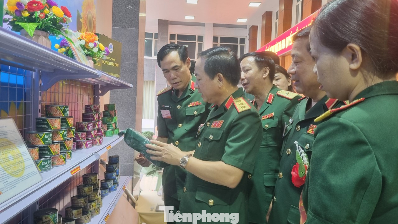 Thượng tướng Trịnh Văn Quyết tham quan khu trưng bày các sản phẩm hậu cần, các đề tài khoa học của Học viện Hậu cần.