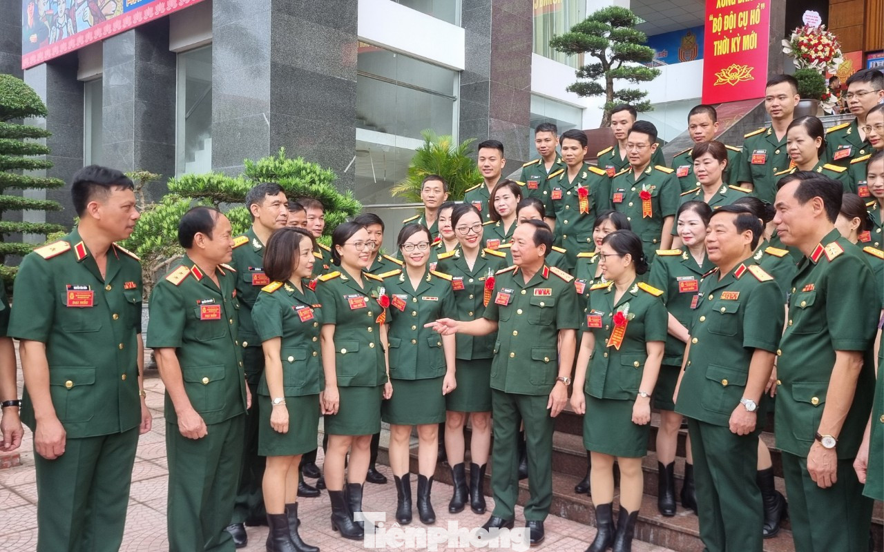 Thượng tướng Trịnh Văn Quyết trò chuyện với các đại biểu.