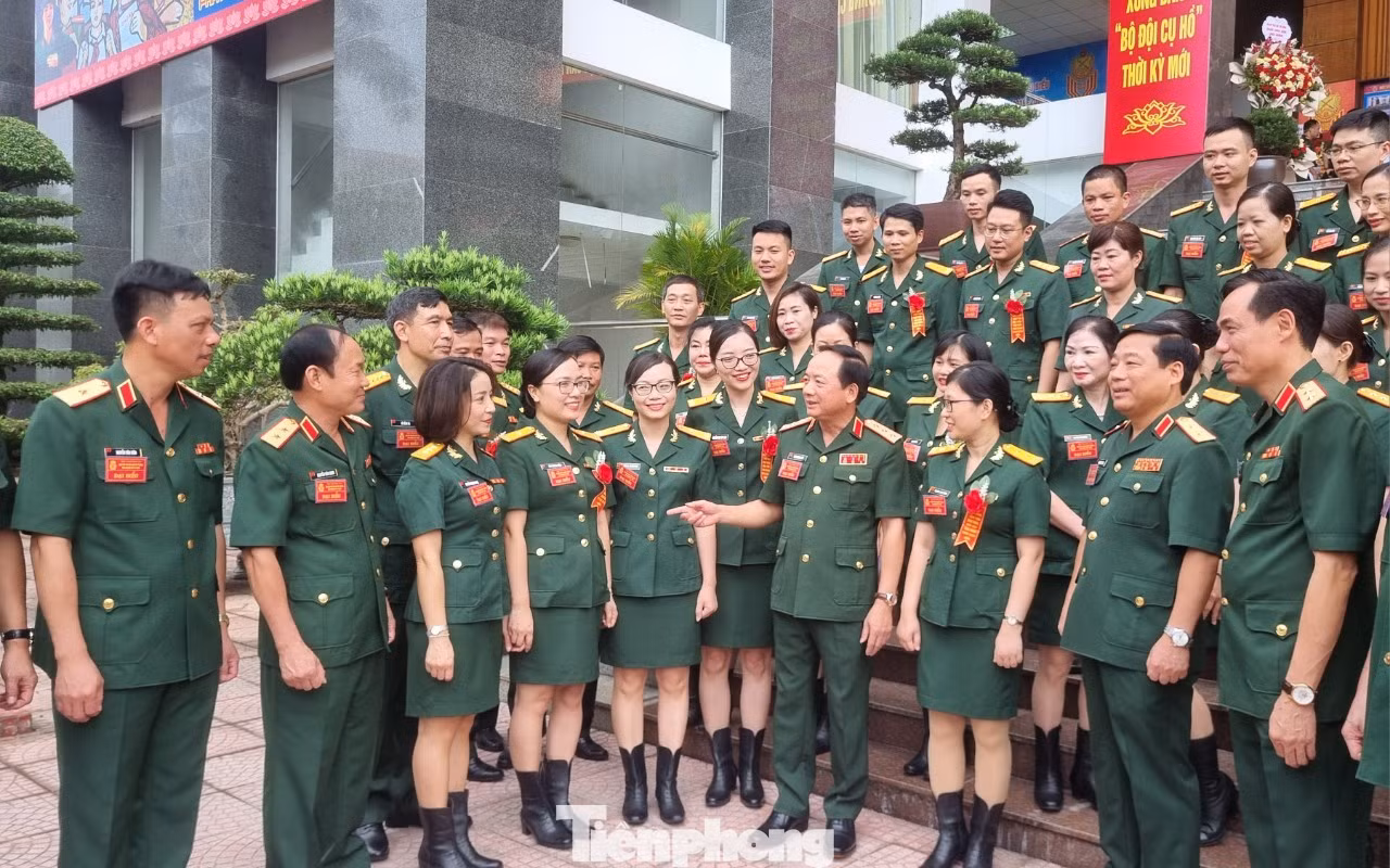 Thượng tướng Trịnh Văn Quyết trò chuyện với các đại biểu.