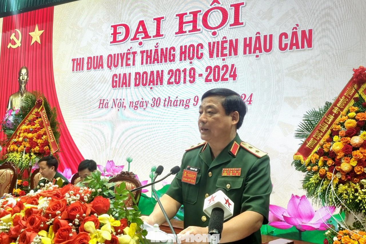 Trung tướng Dương Đức Thiện - Chính ủy Học viện Hậu cần phát biểu khai mạc đại hội.