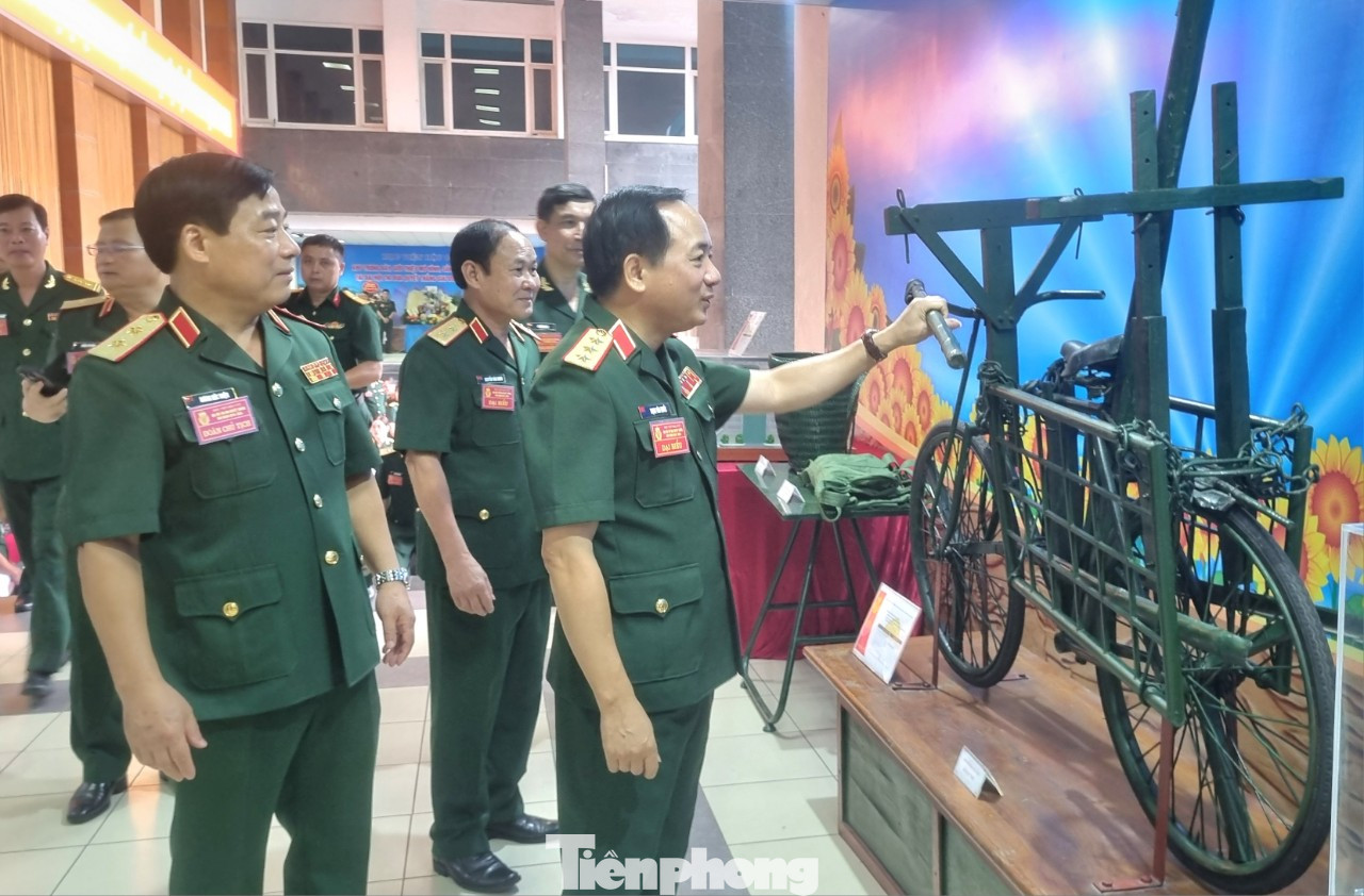 Thượng tướng Trịnh Văn Quyết tham quan khu trưng bày các sản phẩm hậu cần, các đề tài khoa học của Học viện Hậu cần.