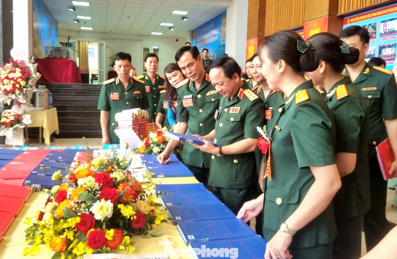 Thượng tướng Trịnh Văn Quyết tham quan khu trưng bày các sản phẩm hậu cần, các đề tài khoa học của Học viện Hậu cần.
