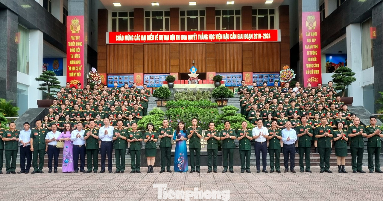 Thượng tướng Trịnh Văn Quyết chụp ảnh lưu niệm cùng các đại biểu dự đại hội.