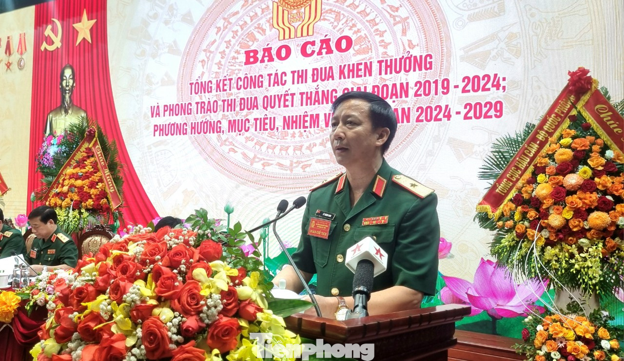 Thiếu tướng Lê Thành Long báo cáo kết quả công tác TĐKT và phong trào TĐQT giai đoạn 2019-2024.