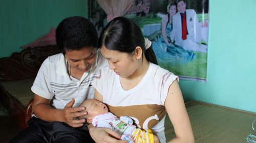 Vợ chồng Lê Nhật Duyệt - Lê Thị Hồng đoàn viên bên con trai đầu lòng. Ảnh: Hà Đồng. Vợ chồng Lê Nhật Duyệt - Lê Thị Hồng đoàn viên bên con trai đầu lòng. Ảnh: Hà Đồng