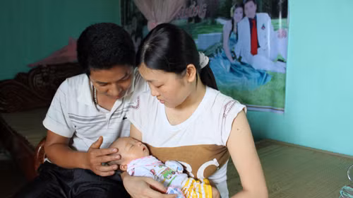 Vợ chồng Lê Nhật Duyệt - Lê Thị Hồng đoàn viên bên con trai đầu lòng. Ảnh: Hà Đồng