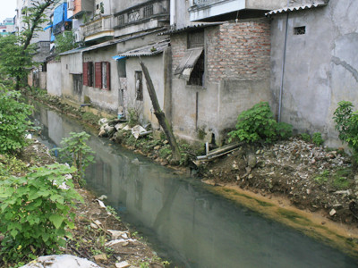 Khu nhà của 16 gia đình phi công trước nguy cơ bị nước xói vào móng. Khu nhà của 16 gia đình phi công trước nguy cơ bị nước xói vào móng