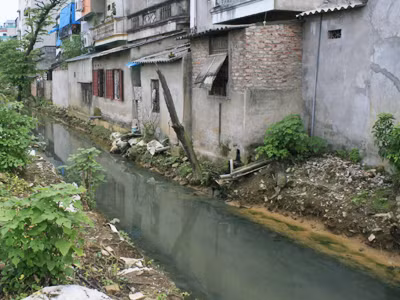 Khu nhà của 16 gia đình phi công trước nguy cơ bị nước xói vào móng