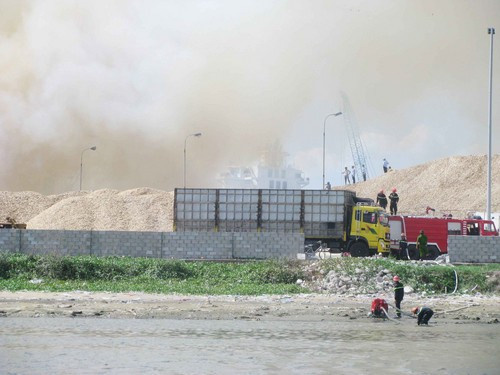 Đang cháy lớn tại cảng Quy Nhơn ảnh 5