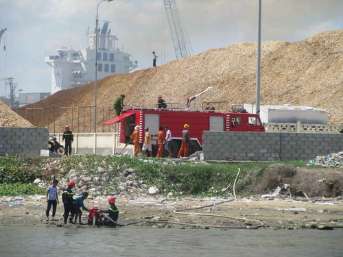 Đang cháy lớn tại cảng Quy Nhơn ảnh 4