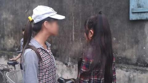 Đám đông hò reo cổ vũ nữ sinh tát liên tiếp bạn ảnh 2