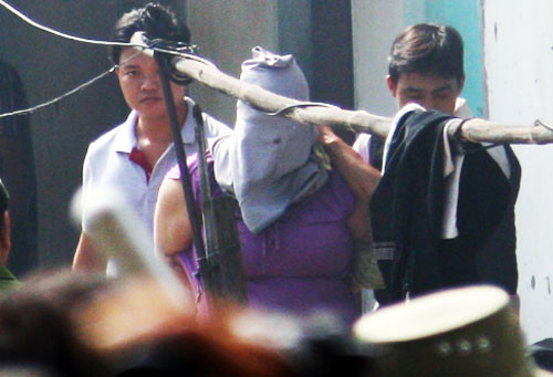 Cảnh sát đặc nhiệm nổ súng, bắt sống kẻ khống chế người tình ảnh 1