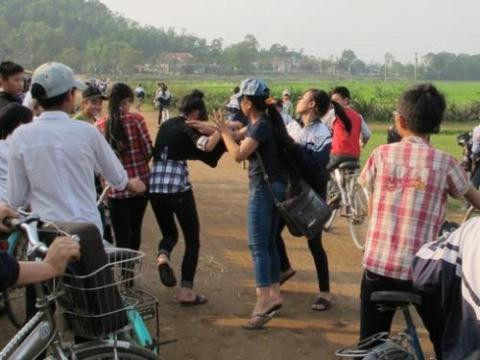 Đám đông hò reo cổ vũ nữ sinh tát liên tiếp bạn ảnh 3