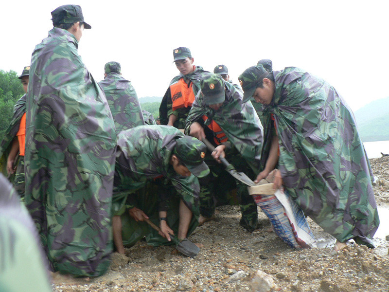 Gia cố đập bão lũ