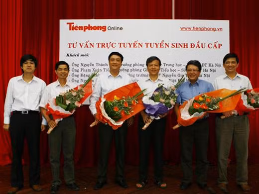 Anh Đoàn Công Huynh- Tổng biên tập báo Tiền Phong tặng hoa các vị khách mời