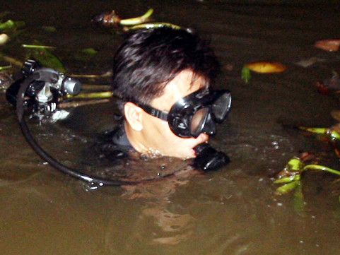  Lặn mò tìm tang vật vụ án là một trong những phần việc của Đội cứu hộ cứu nạn Phòng Cảnh sát PCCC TP HCM