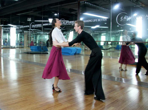 "Hristo: "Oái! Cẩn thận kẻo ngã!". Tôi thấy mọi thứ quanh mình cứ thế xoay mãi, xoay mãi, cho đến khi cái sàn muốn ập vào người tôi thì Hristo vịn tôi lại. Một phút ba mươi giây cho một bài thể hiện. Tôi cần hoàn tất điệu Waltz trong tuần này. Cố gắng lên nào cô gái!" .